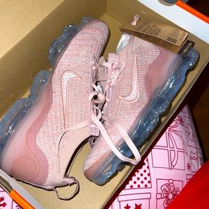 Womens 6.5 air vapor max 2021 with box and tags ! Never used